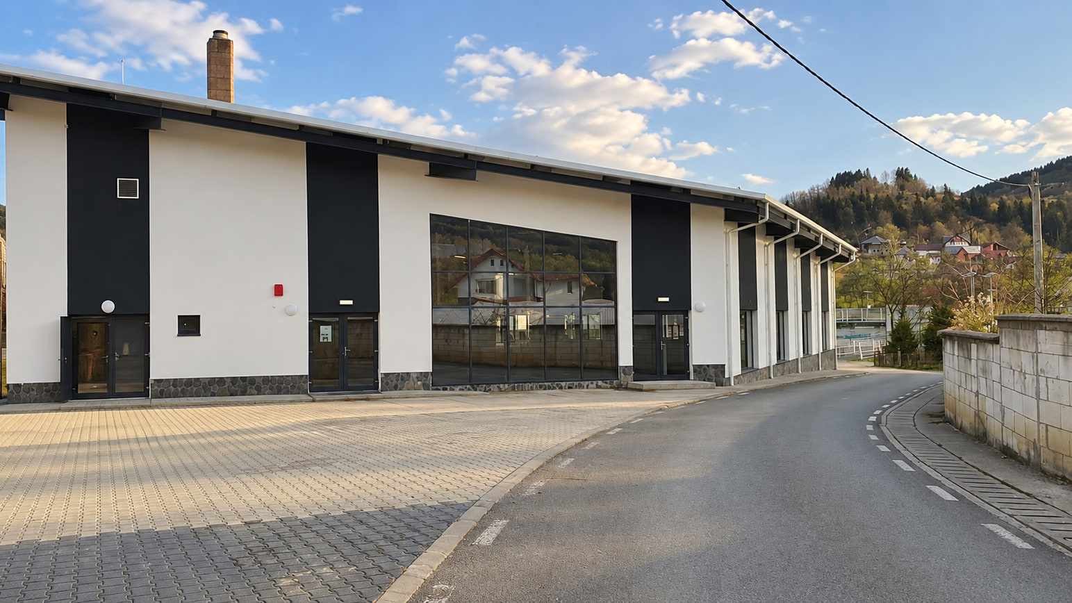 Centrul Recreativ Săliștea de Sus văzut din stradă, cu parcarea de la intrare