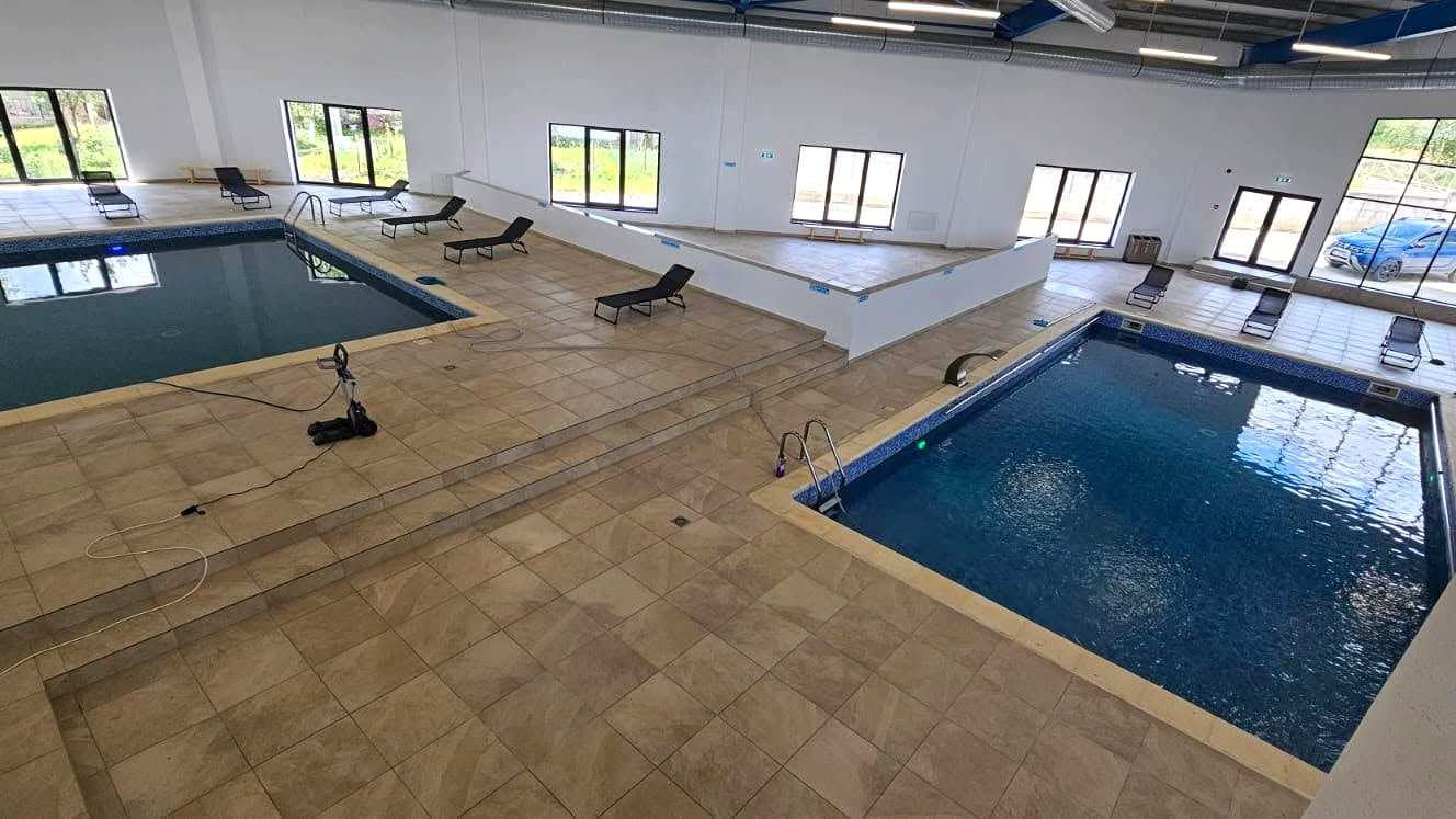 Cele două bazine acoperite ale Centrului Recreativ Săliștea de Sus